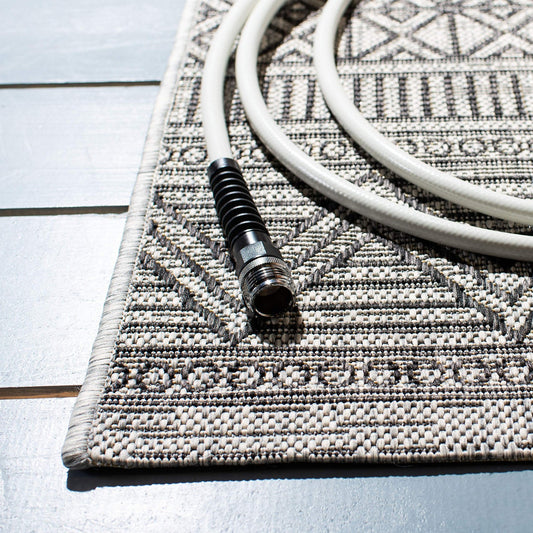 Safavieh Washable Rug Outdoor Courtyard Collection - 53 Square Black Grey