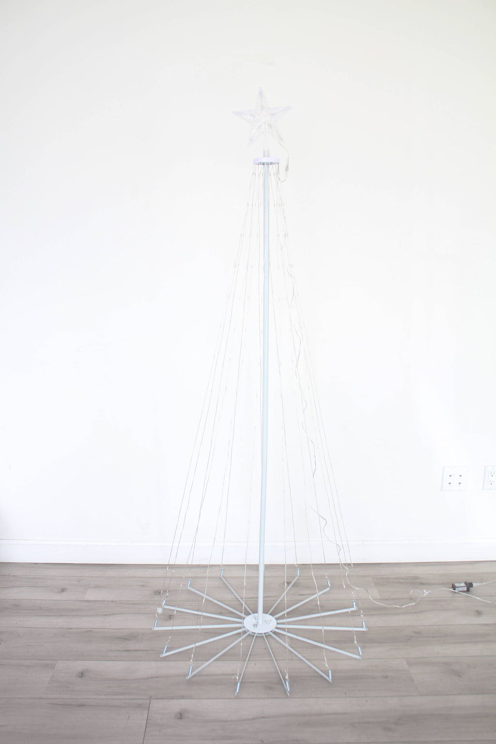 6ft Tree Light Outdoor w/ Star - Warm White